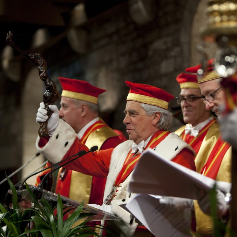la-confererie-des-chevaliers-du-tastevin-fraternite-et-amour-du-vin-scaled